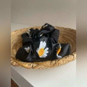 Black Daisy Print Hair Accessories